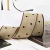 Suéter pequeno com estampa de coração em um lado, borda preta e laço feito à mão, material para artesanato, caixa de presente e fita para embalagem.