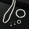 Set de cuatro piezas de joyería de perlas artificiales de estilo delicado, conjunto de collar, pulsera y aretes con accesorios en forma de corazón, accesorios versátiles para banquetes