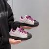 Zapatillas de correr para niños, nuevo estilo otoño/invierno 2025, zapatillas casuales clásicas y versátiles con puntera de concha, tenis, zapatillas deportivas retro para niños y niñas.