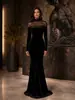 Vestido de Noche Negro de Terciopelo Transfronterizo Europeo y Americano 2026 para Mujer de un Solo Hombro con Malla Empalmada de Manga Larga Ajustado Tipo Cola de Pez Largo hasta el Suelo Largo