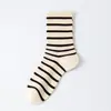 Calcetines Rayados Maillard Nuevos de Otoño e Invierno para Mujer Calcetines de Longitud Media Simples Populares en Internet con Medias Tipo Pantalón de Tiburón