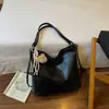 Bolsa de ombro retrô transfronteiriça, couro macio, bolsa tote de grande capacidade para mulheres, novo estilo 2026, simples, casual, versátil para o dia a dia