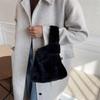 Bolsa de pelúcia outono e inverno bolsa feminina 2023 nova moda bolsa de mão all-match estilo ocidental bolsa peluda de mão de alta qualidade