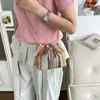 2026 Verano Nueva Moda de Gama Alta Simple Versátil Elegante Cadena al Hombro Cruzado Arcoíris Tejido Bolso Cubo