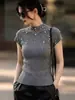 2026 Estilo Lujo Ligero Top Casual Gris con Decoración de Perlas y Cuello Medio Alto para Mujer con Mangas Cortas y un Diseño Elegante para Verano Nuevas Llegadas