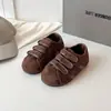 Tênis casuais masculinos com solas macias, novo modelo de outono com velcro, tênis de treino estilo coreano alemão, tênis esportivos de cano baixo para meninas e crianças