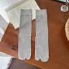 Meias femininas finas de algodão para primavera e outono, algodão de Xinjiang, sem costura, anti-pilling, disponíveis em preto, branco e cinza, comprimento médio da panturrilha, projetadas para serem usadas com sapatos de pele de ovelha, meias de dois dedos