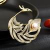 Broche Temperamento Pluma de Cola de Pavo Real para Mujer Cobre Chapado en Oro Circonita Micro-Incrustada Pin Animal Ramillete de Perlas Ropa Versátil Venta al por Mayor