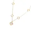 Colar Clavícula Elegante e Moderno de Luxo Leve com Design de Nicho de Flor Oca Trevo de Quatro Folhas Dupla Face em Aço Titânio para Mulheres