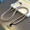 Funda de Teléfono Marrón Estilo Montaña con Parches y Correa, Correa Cruzada de Alta Gama Duradera, Correa para Muñeca Anti-Pérdida para Cámara