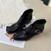 Nueva colección otoño/invierno 2026: Botines de mujer con punta y tacón grueso, diseñados para crear un efecto adelgazante, con un tacón oculto para mayor altura, y que encarnan un estilo clásico y sofisticado: botines Chelsea versátiles