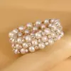 Pulsera de perlas y diamantes entrelazados multicapa para mujer, pulsera dorada de lujo ligero, diseño vintage en capas, accesorio de mano versátil y elegante