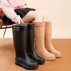 Botas de chuva confortáveis, de corte baixo e impermeáveis, botas de cano alto com sola grossa para uso ao ar livre, botas femininas forradas com fleece, botas de chuva duráveis e antiderrapantes