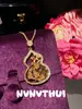 Colar com Pingente de Cabaça Rotativo Cor Dourada Estilo Antigo com Design de Janela Floral Cravejada de Diamantes, Colar Borboleta Rosa com Filigrana Estilo Chinês Novo