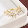 Anillo de Diamante con Corona en Forma de V Montura de Cuatro Garras Piedra Trapezoidal Brillante Anillo para Boda Fiesta de Mujeres Venta al por Mayor