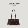 Bolso cruzado de moda con agujeros redondos de un solo hombro, sensación de alta gama, lujo ligero, moderno, nicho, retro, bolso tote de cuero suave para mujer, trabajo, trayecto