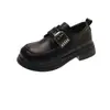 Mocassins de sola grossa estilo britânico para mulheres, novos sapatos slip-on de moda de verão para o trabalho, sapatos pretos únicos combinados com sapatos de couro JK