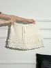 Este año, la tendencia son las faldas midi de punto color blanquecino, de tiro alto, línea A y con cordón para mujer, perfectas para un look de otoño dulce y atrevido, y diseñadas para crear un efecto adelgazante