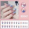 Uñas Portátiles de Otoño e Invierno a la Moda con Sencillo Bloque de Color, Degradado Rojo-Marrón Transparente como Hielo, y un Hermoso Aspecto de Piel Clara