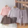 Conjunto de otoño para niña con capucha y pedrería, que incluye una chaqueta con cremallera delicada y brillante de pedrería y pantalones largos de pierna ancha, un conjunto de dos piezas en una moda infantil suave y elegante