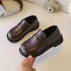Sapatos de Couro Estilo Britânico para Crianças 2026 Nova Coleção Primavera e Outono Mocassins para Meninas Sapatos Slip-On Versáteis da Moda Retrô