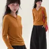 Suéter de tricô com capuz na cor laranja estilo coreano para mulheres, projetado para usar em camadas no outono e inverno, com corte justo e efeito emagrecedor.