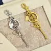 Colgante de llave hueca retro, un accesorio único y creativo, perfecto para mochilas, ofreciendo un toque decorativo simple y elegante, y una pieza de joyería moderna, compacta y portátil