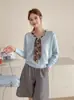 Nova moda outono e inverno, estilo elegante e maduro, suéter de tricô vintage com gola redonda e lenço de seda, malha feminina de designer estilo coreano