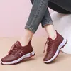 Zapatos de Algodón de Invierno para Mujer Estilo Pekín Antiguo Superficie de Cuero Impermeable Zapatos de Algodón para Madre Forrados de Felpa Zapatos para Caminar Engrosados Antideslizantes Cálidas Botas de Algodón para Mujer