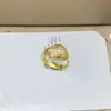 Anillo Serpiente Baojia Versión de Alta Gama Transfronteriza Europea y Americana, Finamente Elaborado con Nácar Blanco Natural y Malaquita, Combinando Diseño Original