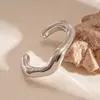 Pulseira Geométrica Irregular de Metal com Superfície Brilhante Estilo Europeu e Americano Abertura Irregular Personalidade Simples Temperamento de Nicho Estilo de Alta Qualidade para Mulheres