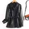 Roupas Femininas Estilo Europeu e Americano Transfronteiriças Outono 2026 Novo Estilo Gola Lapela com Cinto Casaco de Pele de Ovelha Corta-vento Tamanho Plus Top