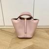 Bolsa Cesta de Verduras para Suegra Estilo Nuevo Otoño 2025 Bolso de Mano de Cuero Genuino con Patrón de Lichi Bolso Cubo de Piel de Vaca para Mujer