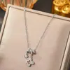 Novo Colar de Trevo de Quatro Folhas Estilo Coreano com Zircônia Microincrustada em Aço Titânio para Mulheres, Banhado a Cobre com Ouro Real, Corrente de Clavícula Tendência