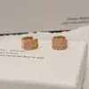 Brincos de argola geométricos, brincos brilhantes de luxo leve de nicho de alta qualidade, estilo simples, temperamento requintado, acessórios de ouvido versáteis e da moda