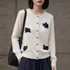 Cardigã de tricô para mulheres, suéter de corte solto, camada externa fina, gola redonda, bordado, estilo delicado, nova peça de outer wear de outono, top doce