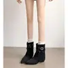 Botines de punta estilo coreano para mujer, colección de otoño, con detalles de hebilla, diseño ajustado, botas de moda versátiles, tacón bajo, con altura interior adicional, y convertibles en Botas Martin