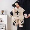 Conjunto de Ropa de Otoño para Niños Modelo 2026 Ropa de Primavera y Otoño Ropa para Bebés y Niños Sudadera con Media Cremallera y Estrellas Conjunto Moderno de Dos Piezas para Bebé