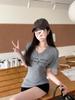 Camiseta de Manga Corta con Cuello en V e Impresión de Letra en el Hombro Derecho para Mujer Verano 2025 Nuevo Look Cubre Cintura y Adelgazante Top Americano Sexy