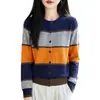 Cárdigan suéter de rayas color block estilo coreano, un nuevo diseño de otoño/invierno para mujer, una prenda exterior corta de punto súper elegante que proporciona calor