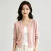 Cardigã de tricô vermelho da moda para o início do outono de 2026 com pequenos botões dourados, top simples de manga longa com gola redonda estilo coreano com um design único