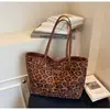 Bolso Tote de Textura de Alta Gama para Mujer Bolso de Axila de Gran Capacidad Estilo Ins Bolso de Hombro Cruzado de Terciopelo con Estampado de Leopardo Retro para Mujer