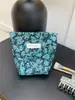 Nova bolsa de maquiagem bordada floral estilo ins de grande capacidade, bolsa de mão de alto valor, bolsa de armazenamento portátil para passeios, nécessaire