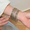 Pulseira de Metal Larga Tendência Retrô Esmalte Pingado Trabalho Pesado Fashionável Alto Valor Versátil Temperamento Único Joia Feminina Pulseira