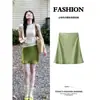 Falda satinada de acetato verde para mujer, falda corta bodycon de línea A para verano, impresionante atuendo OOTD de principios de verano