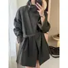 Jaqueta corta-vento de alta qualidade, cor cáqui clássica com contraste, feminina, outono 2026, design estilo britânico, solta, modeladora, com cinto