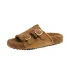 Chinelos femininos fashion para exterior com fivela, versáteis para outono e inverno, com sola grossa, de pelúcia, de bico aberto, novo modelo 2026