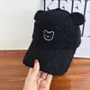 Boné de Baseball Bordado Estilo Japonês com Orelhas de Urso Fofas para Homens e Mulheres, Outono e Inverno Lã de Cordeiro Quente Versátil Boné Bico de Pato