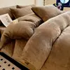 Conjunto de cama simples de cor sólida, espesso, de veludo de leite, com quatro peças para o inverno, apresentando um lençol de cama de dupla face em fleece e uma capa de edredom de fleece de coral