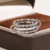 Anillo de Luz de Zirconia Incrustada en Oro Real Chapado en Cobre Transfronterizo Europeo y Americano Lujo Ligero Sensación de Alta Gama Anillo para el Dedo Joyería de Mano Versátil Fabricante Venta al por Mayor en Stock